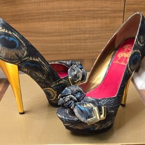 Circus by Sam Edelman Peacock Print Heels with Gold